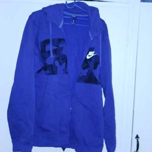 Nike hoodie. Mörkblåa med lila inslag