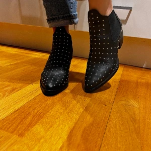 Coola skor med små nitar från TOPSHOP - Riktigt snygga och oanvända skor från TOPSHOP. Storlek 38 men mer som 37 då de sitter ganska hårt och jag tycker de är ganska små i storleken. Om du har storlek 38 kommer de troligen inte passa! Du som har storlek 37 kommer tycka att de sitter perfekt!