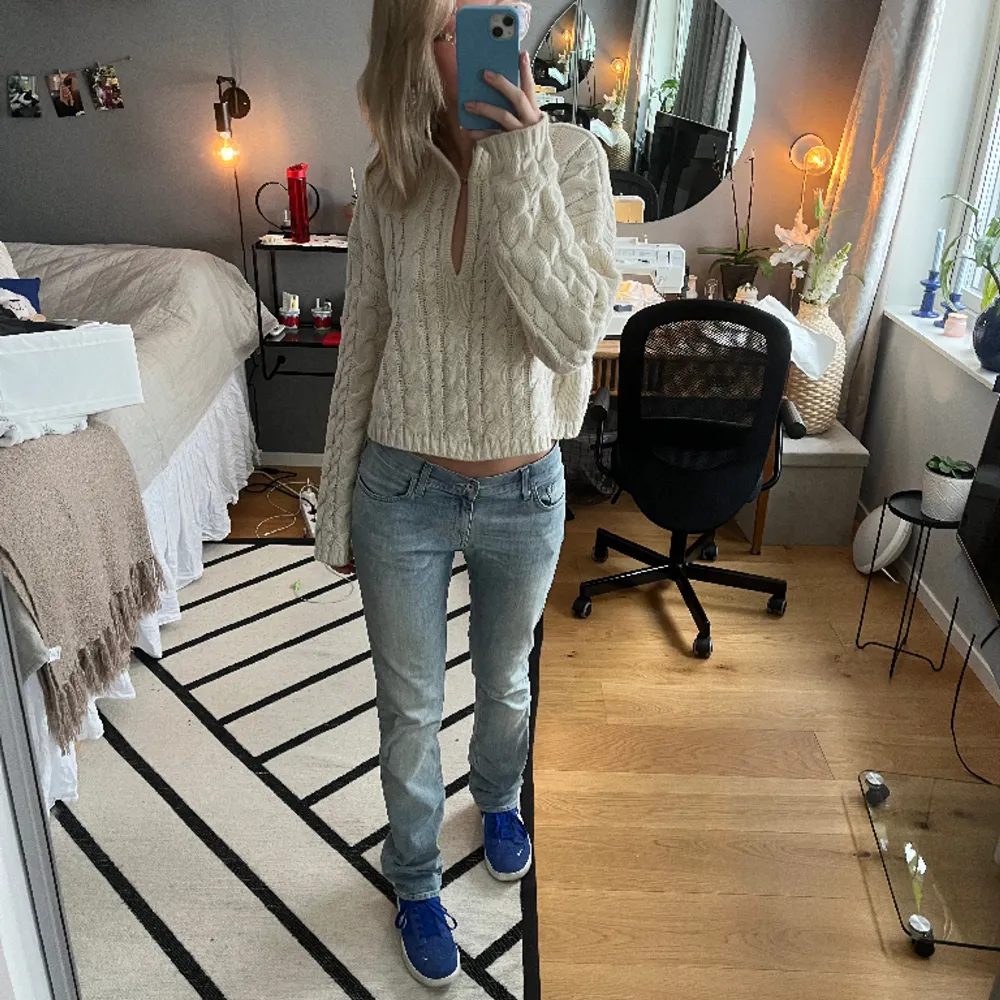 Väldigt väldigt snygga lågmidjade jeans från tiger of sweden!! strlk 31/32 men passar för mig som är S/XS!! knappt använda och i jättebra skick. Jeans & Byxor.