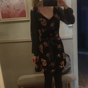 Brave Soul - Kort klänning från Brave Soul. Med rosor och prickar på svart svart bas. Bara anvånt npgon enstaka gång så är som ny!