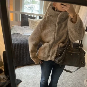 Teddy jacka - JÄTTE snygg, lånade bilder!💓💓💓men det är exakt samma jacka❣️❣️