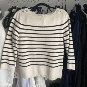 Stickad tshirt  - Galet snygg o helt nyskick! 