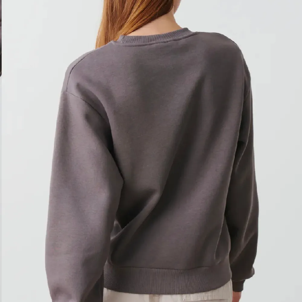 Säljer denna nästan oanvända sweatshirt från Ginatricot som är supermysig!😊. Tröjor & Koftor.
