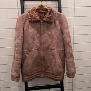 Vinterjacka vintage - Hallå! Säljer min oerhört sköna och varma vinterjacka. Den är gjord med äkta fårskinn och håller därför värmen väldigt bra. Modellen är från 70 eller 80 tal och den är 9/10 i skick. Hör av dig vid minsta lilla fundering och var inte rädd för att pruta!