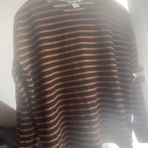 Randig topp  - Randig brun, svart topp från H&M. Bra skick använd någon enstaka gång. 