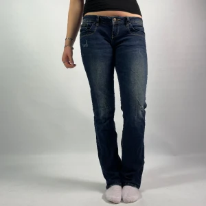 LTB valerie jeans - 21. Valerie LTB jeans   Pris: 499 kr Frakt: 60 kr  Storlek: W29 L34  Midja tvärs över: 40 cm Innerbenslängd: 83 cm  Första modellen är 175 cm lång och bär vanligtvis storlek 38/40