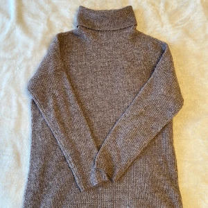 stickad långklänning/tröja - supermysig tröja/klänning från Nelly, jättefint och sätta ett skärp runt så får man lite form på den (då den är väldigt töjbar och lätt blir väldigt rak). Svårt att säga färg, men lite åt det brun/röda hållet. Ord pris: 300:-