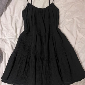 Söt klänning - Söt klänning med volanger 💗