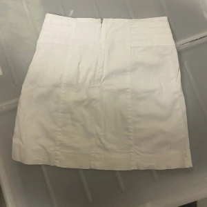 Vit kort kjol - Kort vit kjol från Zara i Small, snygg och enkel