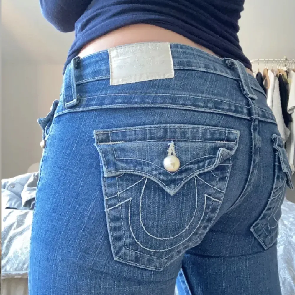 Superfina lågmidjade True Religion jeans som inte kommer till användning 🫶Innerbenslängden är ungefär 80 & midjemåttet rakt över är 36 💕. Jeans & Byxor.