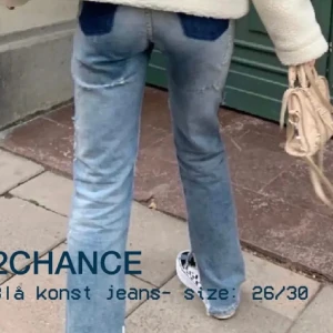 Coola jeans - Säljer dessa supercoola levis jeans med detaljer både fram och bak. Superbra skick och jättesnygga!!! Skriv vid frågor eller intresse❤️‍🔥❤️‍🔥De liknar jeansen på första bilden lch har likadana fickor