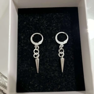 Double peak örhängen💘 - Jätte fina örhängen heter double peak.