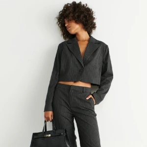 Gina kavaj - Super fin kavaj som jag köpt från gina! Tycker den är super snygg men hade tyvärr ingenting som passade till den! Använd 1 gång under typ 3 timmar annars som ny! Köpt för 600kr och är helt slutsåld på hemsidan