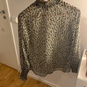 Jätte fin blus  - Jätte fin blus från gina tricot 