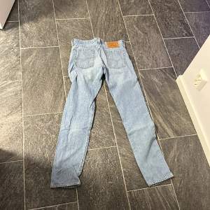 Ett par levis jeans se storlek på bilden 