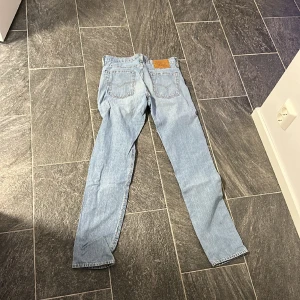 Levis - Ett par levis jeans se storlek på bilden 