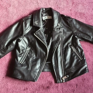 Skinnjacka  - Skinnjacka för barn, storlek 98 cm, använd två gånger,  i perfekt skick,  från H&M. 