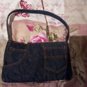 Jeans väska - Säljer denna vintage jeans väskan som är min mammas från 1900 talet. Jätte fin😍😍