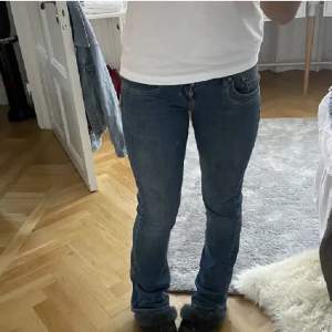 Säljer dessa fina LTB jeans, i storlek passar dom mig som är 165 och brukar ha 32/34.🩵 köparen står för frakten📦