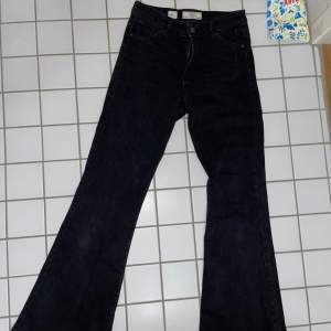 Svarta jeans i Bootcut/flare modell 
