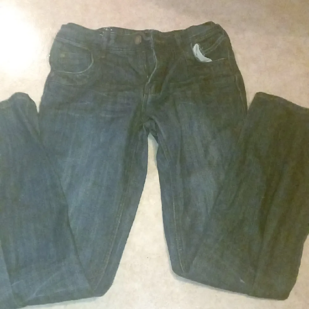 Ett par jätte fina jeans som jag köpte för 4 månader sen. Har inte använt eftersom att dem är för långa på mig som är 1,60. Jag köpte för 449 kronor. Kontakta mig för bättre bilder. . Jeans & Byxor.