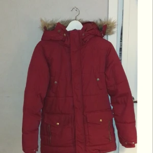 Vinröd vinterjacka red label strl XS/S - Vinröd vinterjacka red label XS men passar även för S. Den är väldigt varm men har förslitningar lite här och var. Skriv gärna så kan jag skicka fler bilder i chatten. Bomull och polyester. :) 