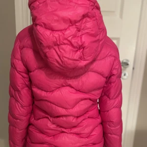 PeakPerformance stl xs - Fin rosa PeakPerformance jacka i stl XS. Modellen heter Helium och är i lättviktsmodell.   Kan mötas upp i Täby.