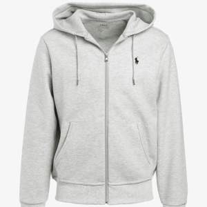 Säljer en ny Ralph lauren zip fleece som aldrig är använd köpte den för 1700kr och säljer den nu för 399kr hör av dig vid frågor pris kan diskuteras😁