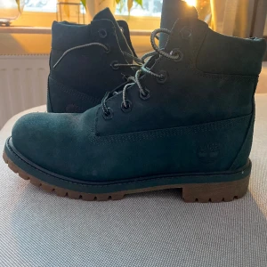 Timberlands - Ett par timberlands i en blå/grön färg. Inköpta i New York får något år sedan, sparsamt använda. Storlek 37