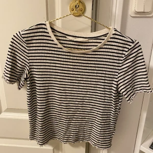 T-shirt - Säljer en T-shirt från HM! Storlek 140, pris: 30kr! Hör av dig om du har någon fråga eller vill ha fler bilder! 💞