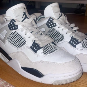 Jordan 4 - Säljer mina jordan 4 i färg military black.  Använda två gånger men är i ny skick