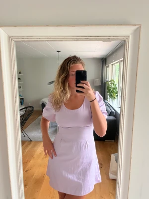 Syrenlila klänning  - En så fin syrenlila klänning från nakd💜 använd någon gång så är i ett superfint skick!