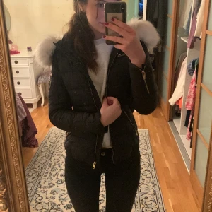 Rockandblue jacka  - Skit fin rockandblue jacka bara använd några gånger, inget synligt slitage eller missfärgning🤩säljer då den är lite liten för mig. Den är i modellen Rita Easy Nylon Down med nypris på 3199kr 