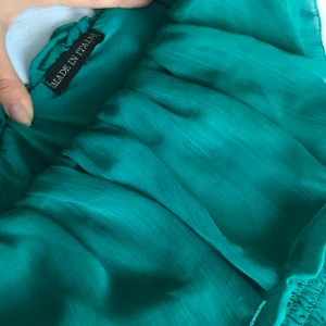 Klänning  - En fin klänning för olika evenemang. Ej förstöd. Är för stor på mig. Står inte storlek men skulle säga S. Köpt i Italien. Säg till om ni vill ha fler bilder eller ny pris 😊