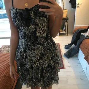 Klänning  - Jätte fin och man kan justera midjan med en snöre. Vet ej storlek men skulle säga Xs/ s. Väldigt bra skikt men för kort på mig. Säg till om ni vill ha fler bilder eller ny pris 😊