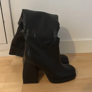 Högklackade boots från NAKD - Strlk 40, oanvända, hög klack