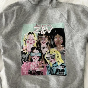 Hoodie - En hoodie från Zadig & voltaire super mysig och cool. I super fint skick, har tyvärr tappat bort snöret till hoodien. Kom privat för mer frågor😊🪩