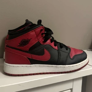Jordan 1 skor  - Mycket fint skick använda bara 1 gång. Säljer då de inte är min stil längre. Pris kan diskuteras vid snabb affär🌸 dom är ÄKTA 