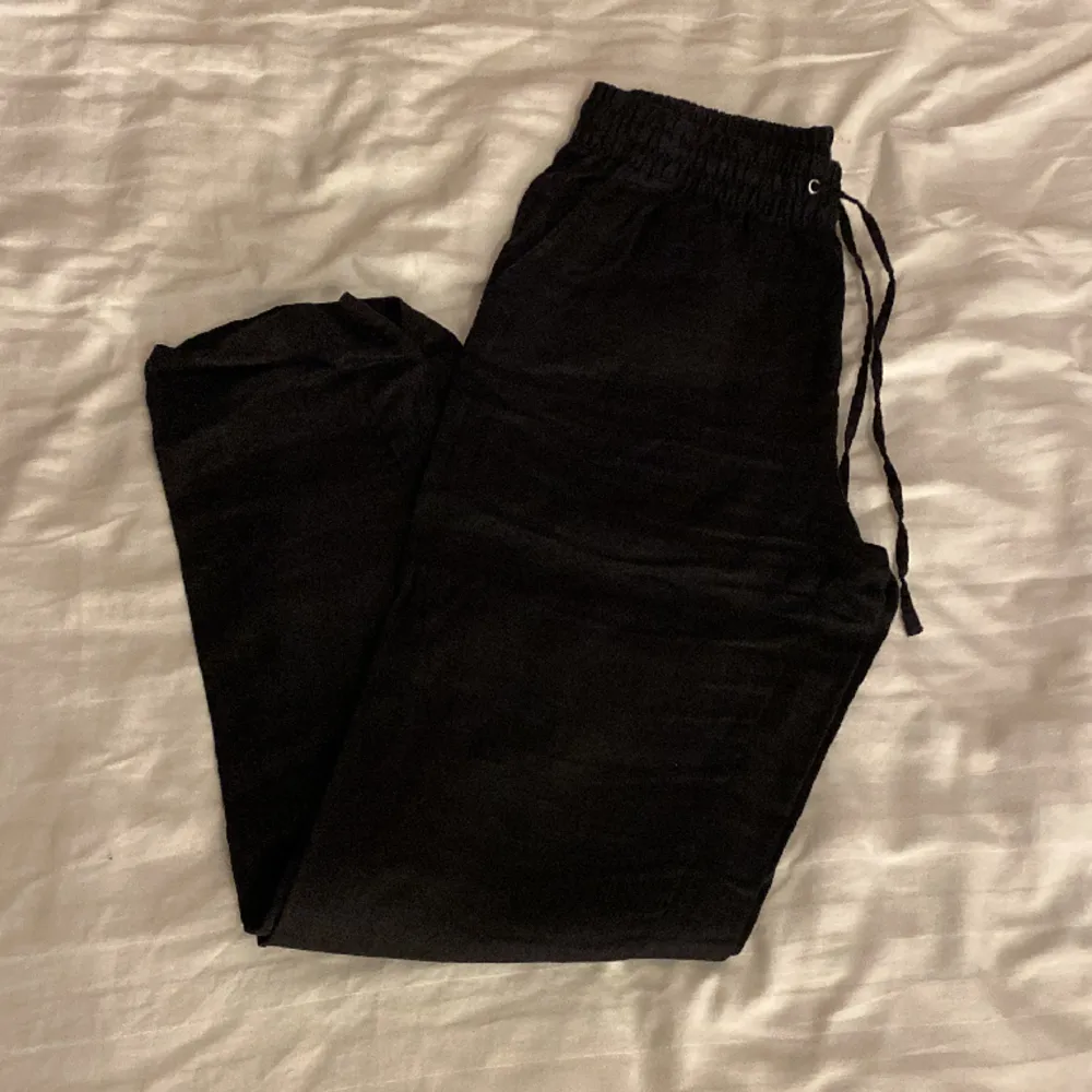 Svarta linnebyxor ifrån HM, knapp använda. Jeans & Byxor.