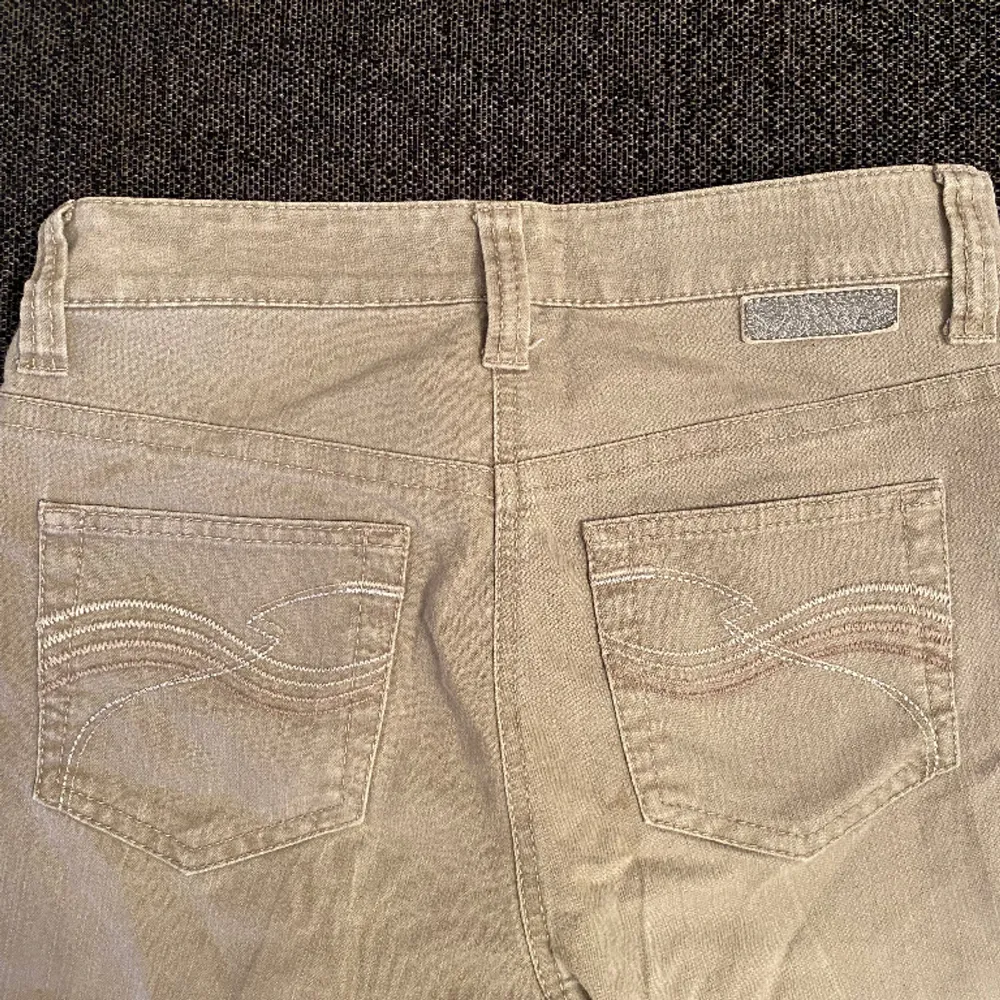 Mid/Low waist straight jeans. Säljer då de är för korta i benen på mig (Är ca 170) 🫶. Jeans & Byxor.