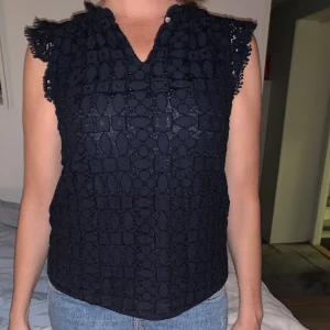 Holly and white spets topp - Hur perfekt för fest? Säljer denna super vackra mörkblå spetstopp i superbra skick!😊 vid fråga eller fundering så är det bara att höra av sig💕