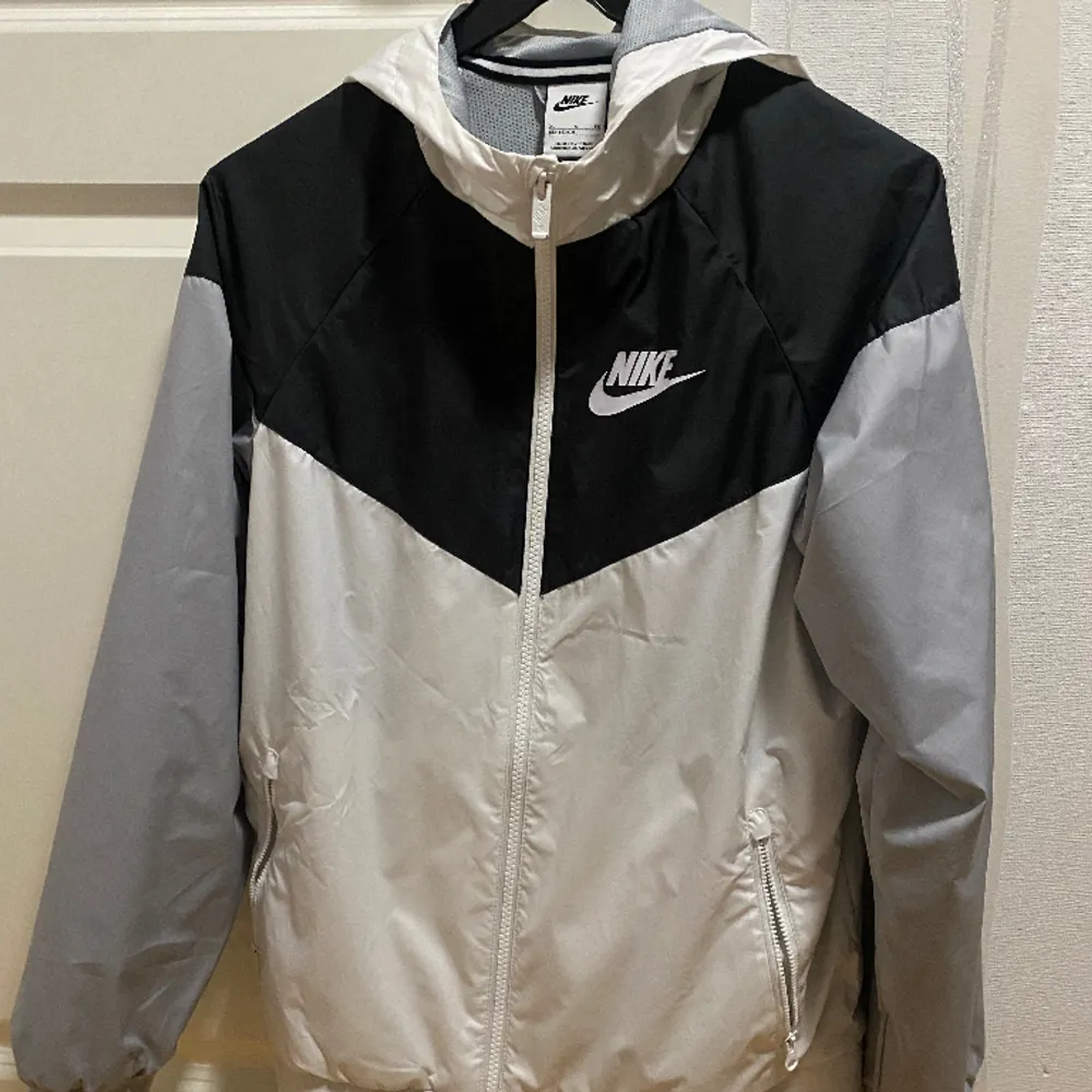 Säljer nu denna Nike windbreaker som är köpt förra våren då den aldrig kommit till användning. Skick 7/10! Det är bara att skriva vid funderingar 🫶🏽. Jackor.