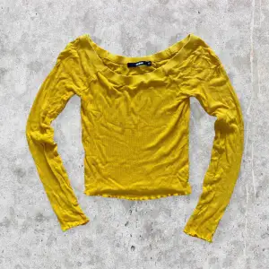 En fin gul tröja från Bik Bok. I fint skick. För fler bilder eller mått kontakta mig ✨