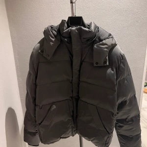 Adolfo Dominguez jacka - En otroligt vacker Adolfo dominguez jacka som tyvärr inte funkade för mig. Den har endast blivit använd 3 gånger och är fortfarande i nyskick 