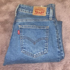 Levis jeans  - Ett par super Low bootcut jeans. Originalpris är 1200 men säljer för 550 kr då de bara använts 4 gånger. 