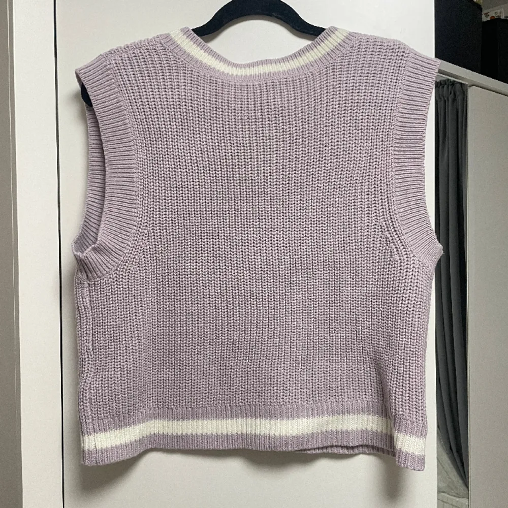 Oanvänd sweater från H&M. Mycket bekväm, men kom aldrig till användning. Köpt för 199kr, säljer för 140kr. Priset kan alltid diskuteras🤗 . Neuleet.