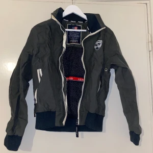 sebago jacka - Säljer pågrund av att jag har rensat i min garderob. Bra kvalitet. Rökfritt hushåll men hund och katt finns i huset<3 Skriv innan du köper gärna. Skickar med nått litet extra😉