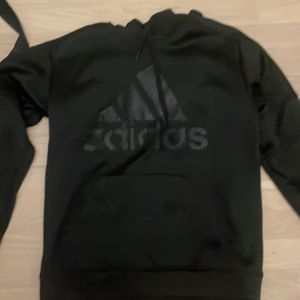 Adidas hoodie - Hoodie från Adidas Superbra skick, Bekväm och nice att träna i  Säljer pga passar inte längre 