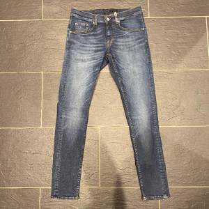 Ett par riktigt feta Tiger of Sweden jeans i mycket bra skick.  Storlek: 32/32  Passform:Slim  Nypris: 1800 kr  Vårat pris: 599 kr 