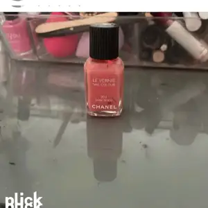 Nagellack ifrån Chanel, nypris 350 säljer för 50 kr 